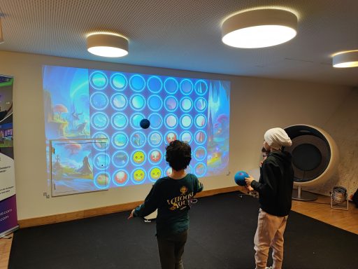 Adolescents profitant des jeux interactifs sur le mur