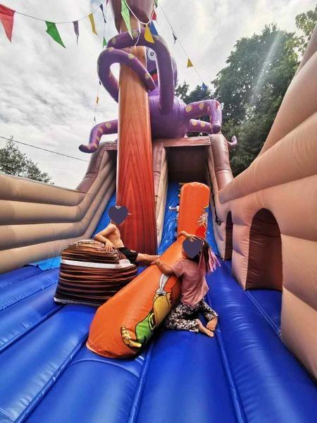 Exploration Ludique - Enfants Grimpant dans la Structure Gonflable bateau pirate Enfants S'amusant dans une Structure Gonflable bateau pirate