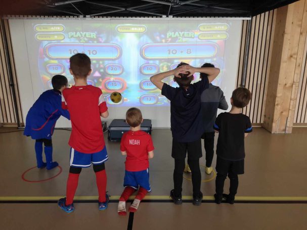 jeunes enfants jouant au jeu de Math sur le Mur Interactif jeunes enfants jouant au jeu de Math sur le Mur Interactif