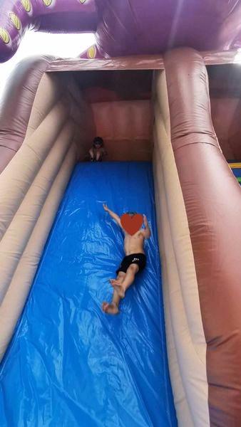 Exploration Ludique - Enfants Glissant dans la Structure Gonflable bateau pirate Enfants glissant dans une Structure Gonflable bateau pirate