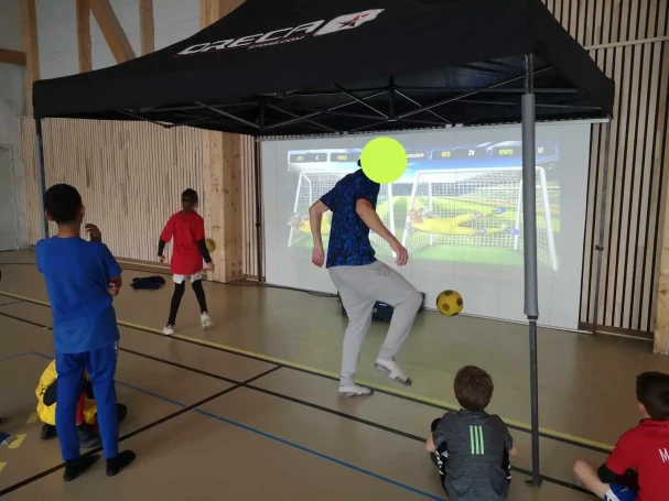 jeunes enfants jouant au jeu de foot sur le Mur Interactif jeunes enfants jouant au jeu de foot sur le Mur Interactif