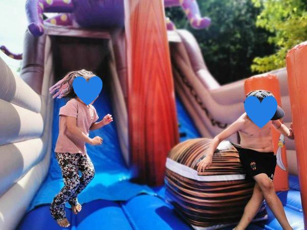 Exploration Ludique - Enfants Grimpant dans la Structure Gonflable bateau pirate Enfants S'amusant dans une Structure Gonflable bateau pirate