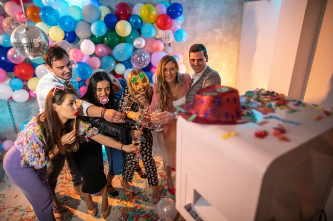 Instant Fun - Capture de Groupe avec Borne à Selfie à New-Castle Groupe d'amis utilisant une Borne à Selfie pour une Photo Mémorable