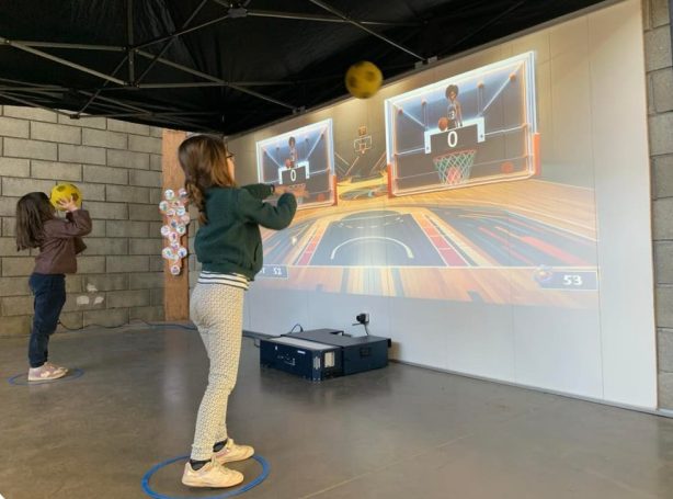 jeunes enfants jouant au jeu de basket sur le Mur Interactif jeunes enfants jouant au jeu de Basket sur le Mur Interactif
