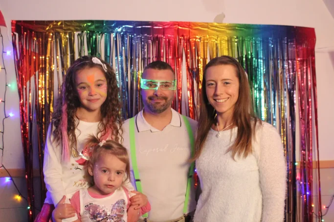 Joie Partagée - Moments de Divertissement devant une Borne à Selfie Personnes S'amusant et Capturant des Souvenirs devant une Borne à Selfie